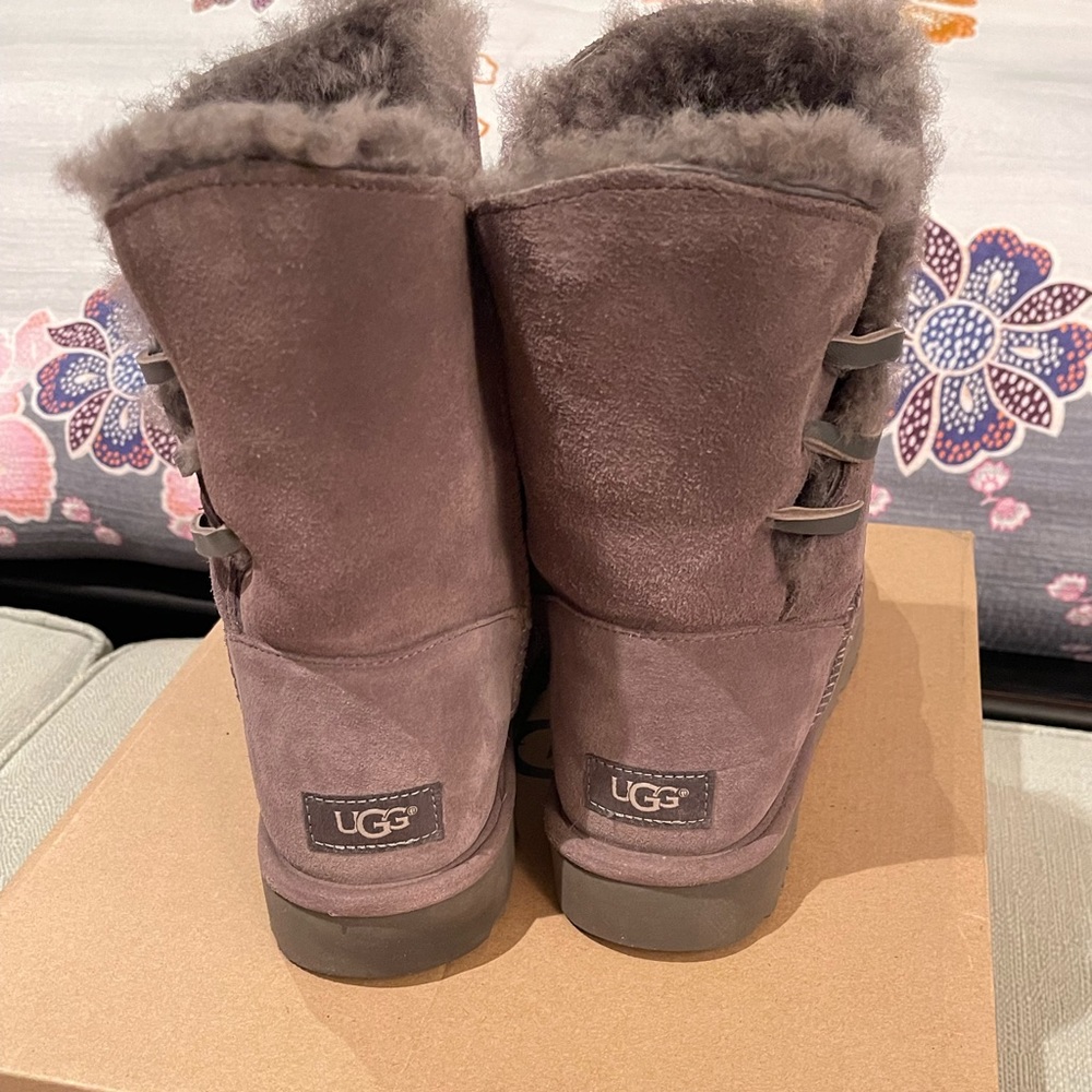 UGGS - Picture 5 of 7